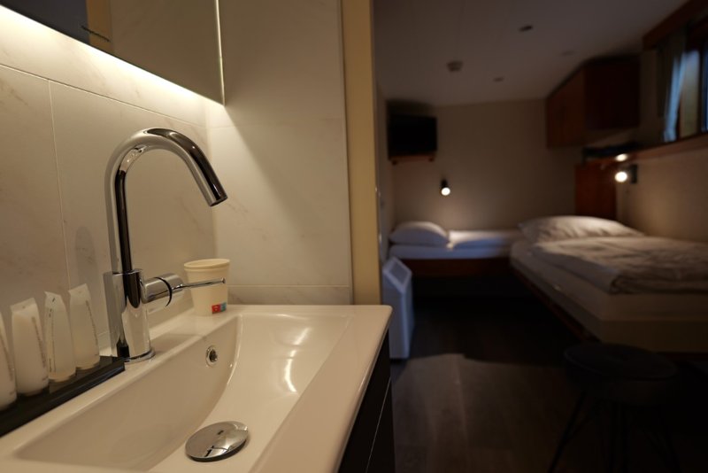 Badezimmer der Doppelkabine