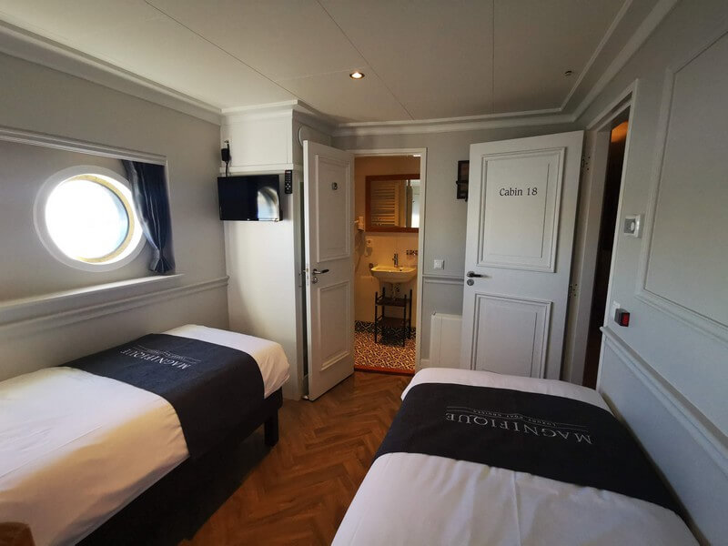 Zweibettkabine mit Badezimmer