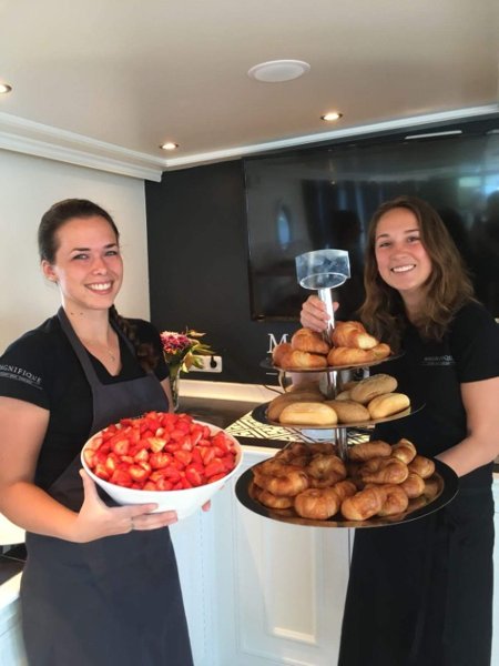 Crew serviert Frühstück