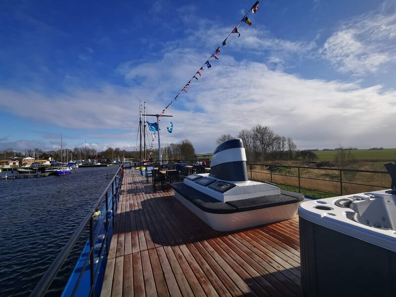 Sonnendeck mit Jacuzzi